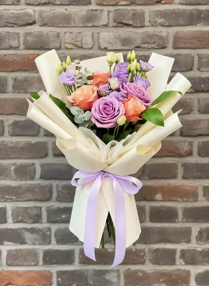 Букет цветов из: Лизиантусы и Розы в Новоорловске