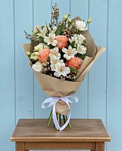 Букет цветов из:  Альстромерии, Лизиантусы, Розы и Хризантемы в Новоорловске