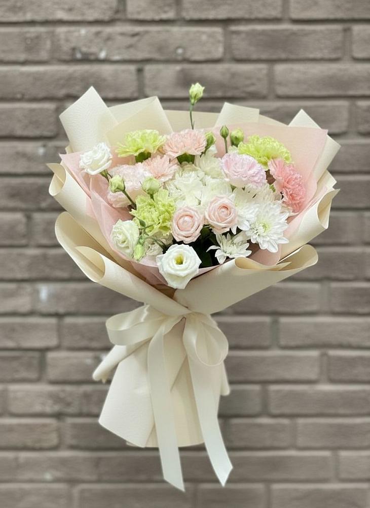 Букет цветов из: Гвоздики, Розы, Лизиантусы и Хризантемы в Новоорловске