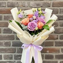 Букет цветов из:  Лизиантусы и Розы в Новоорловске