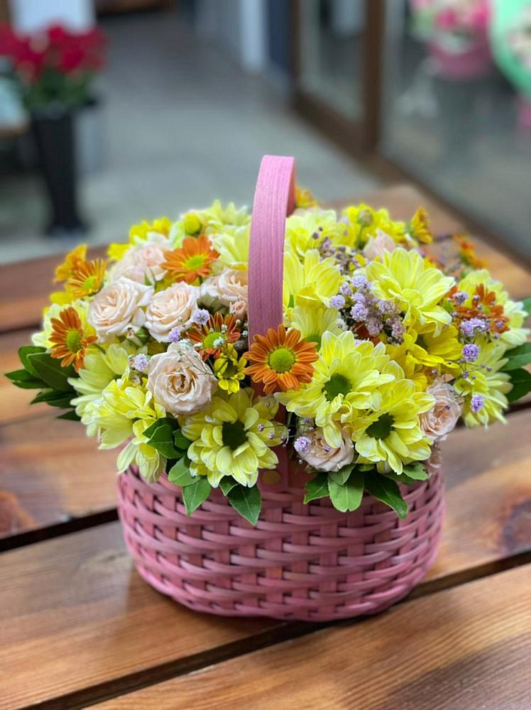 Цветочная композиция из Хризантемы и Розы в корзине в Новоорловске