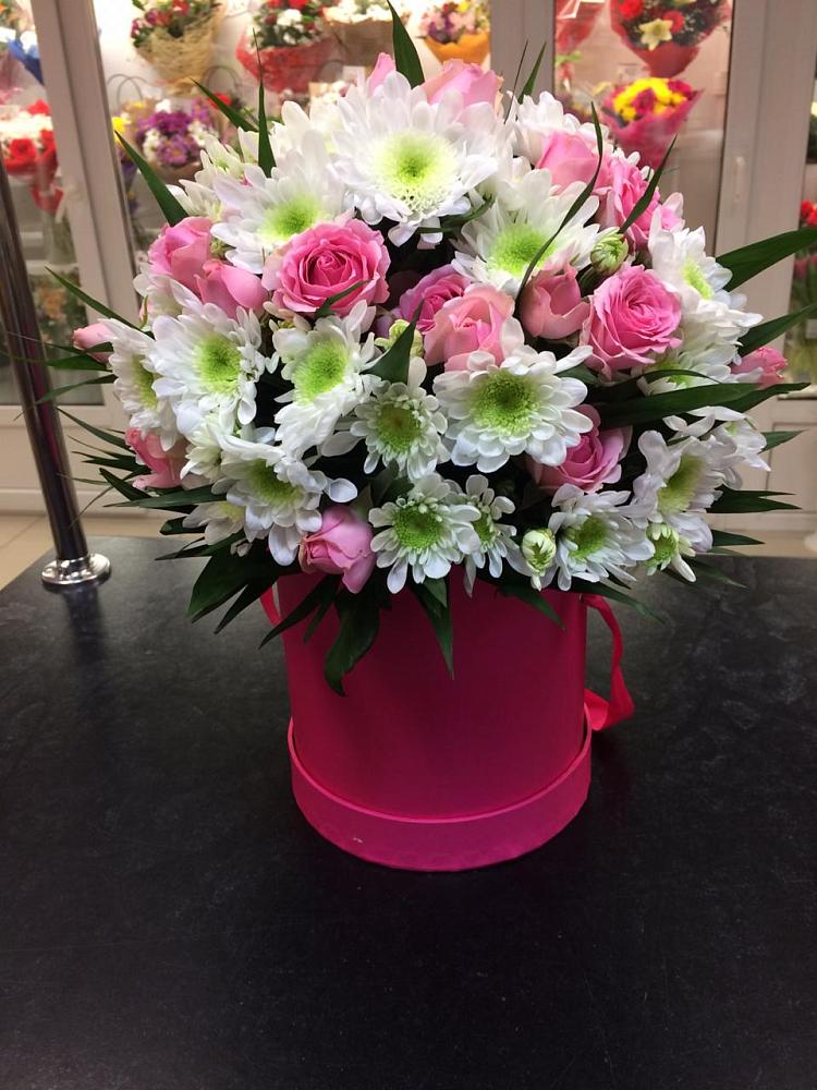 Цветочная композиция из Розы и Хризантемы в шляпной коробке в Новоорловске