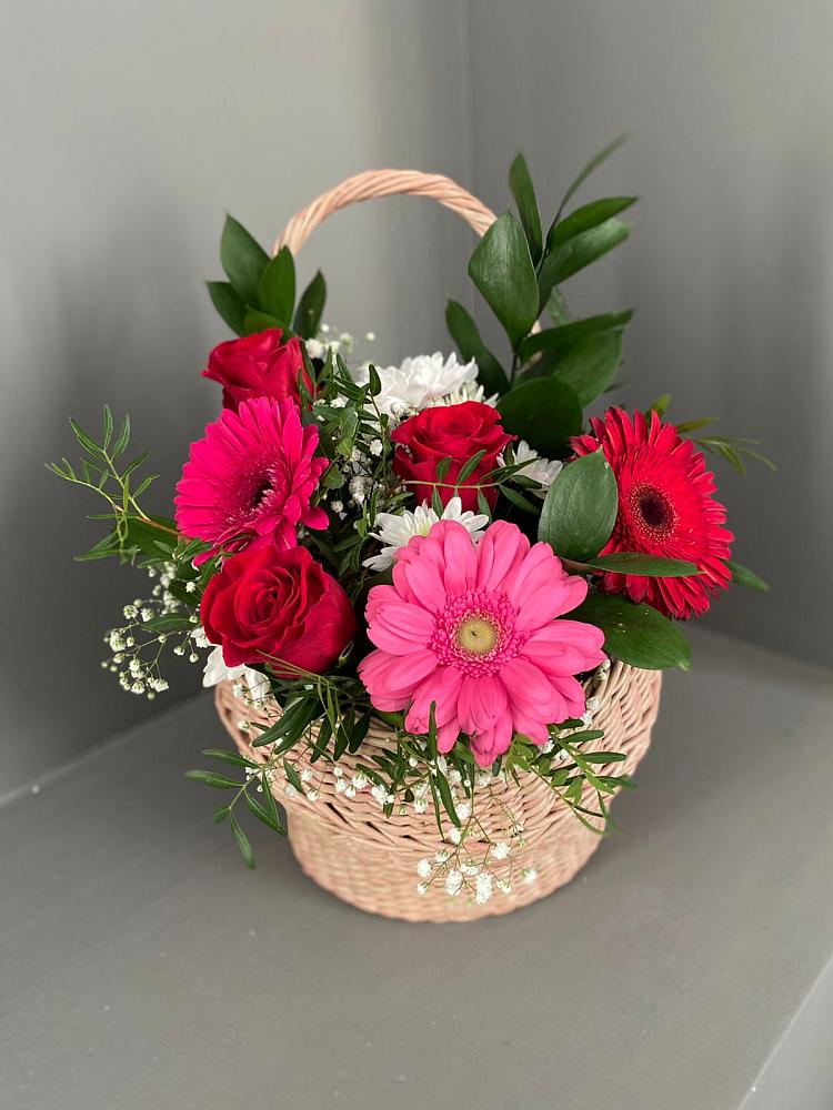 Цветочная композиция из Розы, Хризантемы и Герберы в корзине в Новоорловске