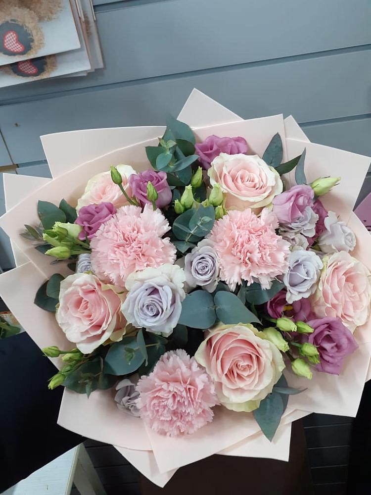 Букет цветов из: Розы, Гвоздики и Лизиантусы в Новоорловске