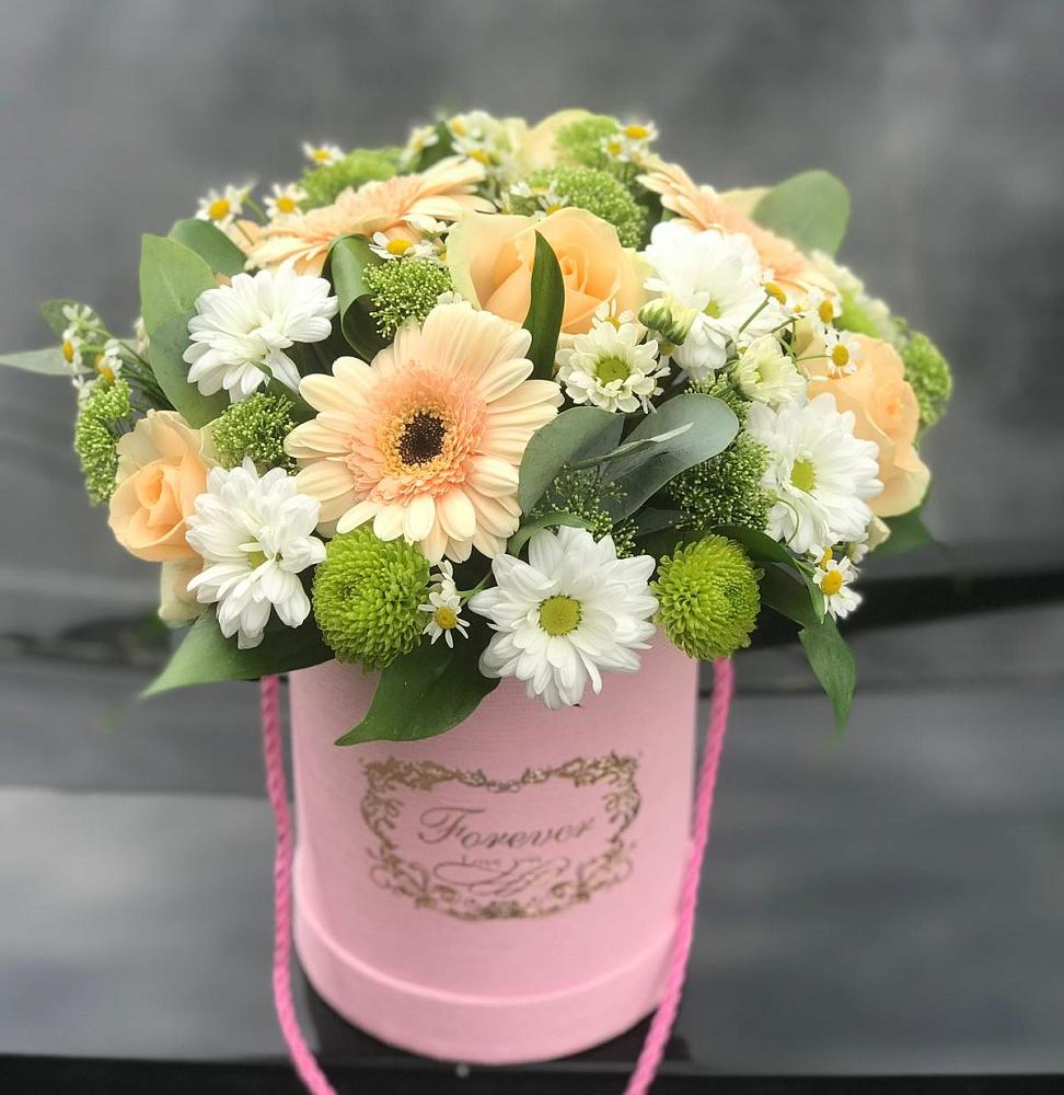 Цветочная композиция из Розы, Герберы и Хризантемы в шляпной коробке в Новоорловске