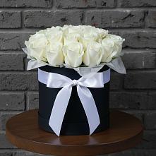 Цветочная композиция из Розы в шляпной коробке в Новоорловске